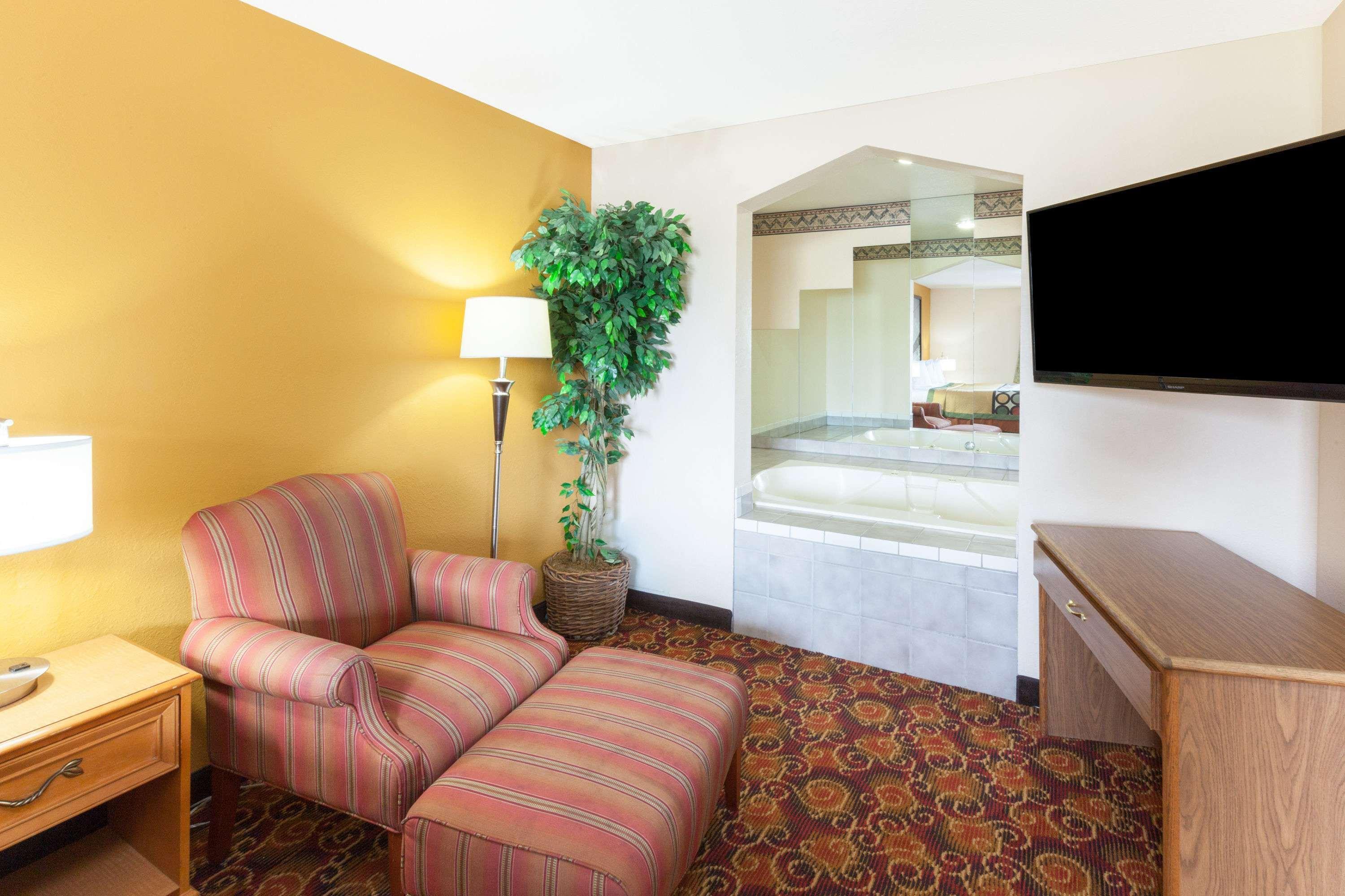 Motel Super 8 By Wyndham Big Rapids Exteriér fotografie