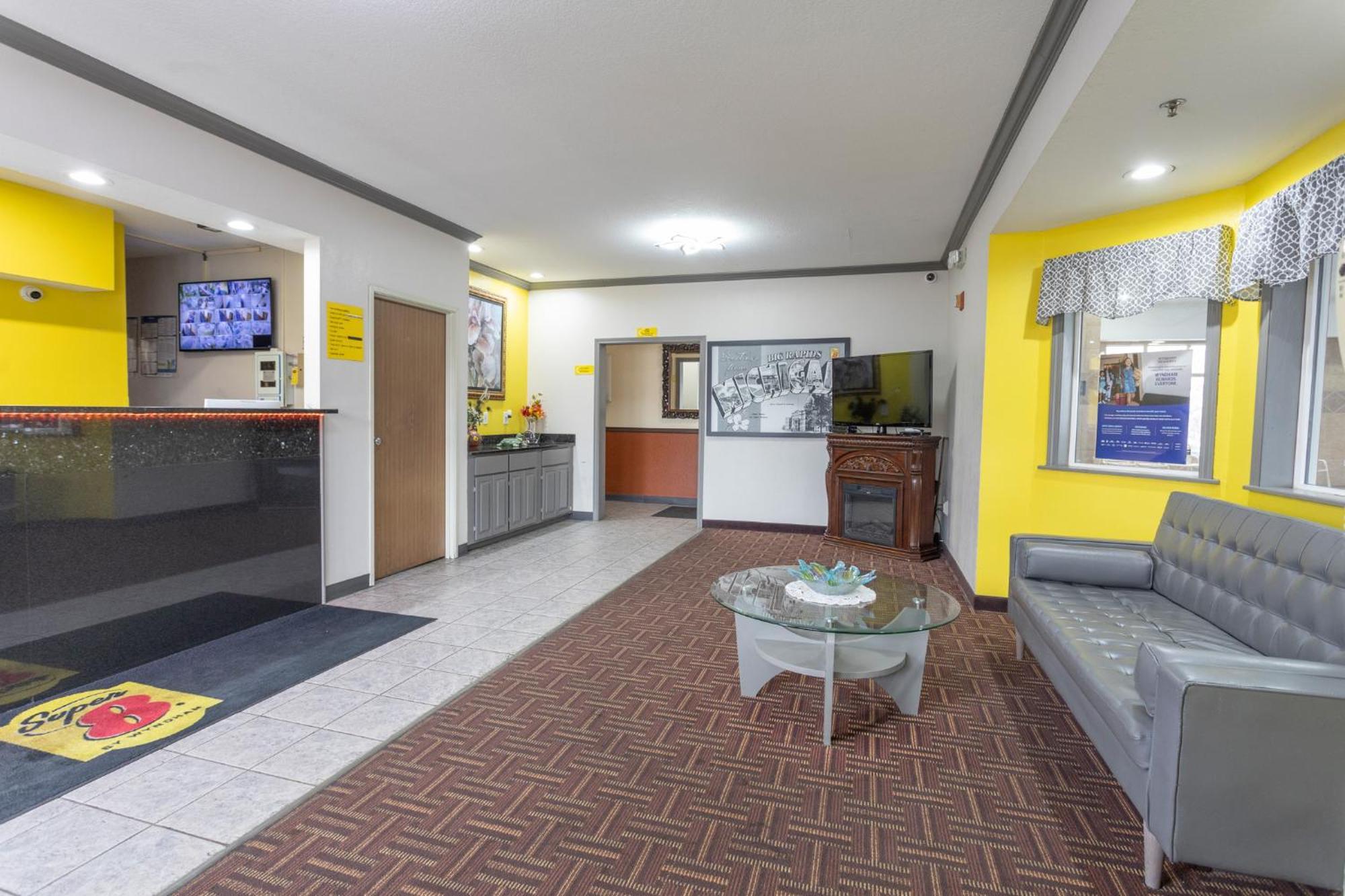 Motel Super 8 By Wyndham Big Rapids Exteriér fotografie